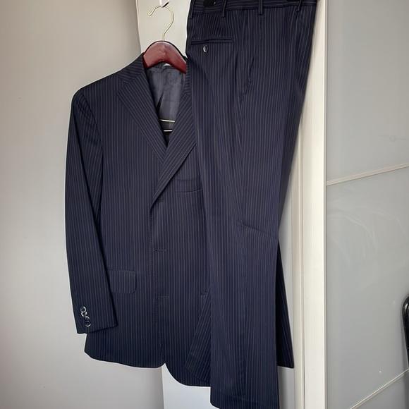 2 button Mens pinstripe Suit - Picture 6 of 6